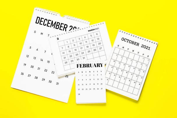 Flip papieren kalenders op kleur achtergrond - Foto, afbeelding