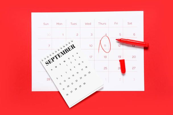 Календари с отмеченной датой и маркером на цветном фоне - Фото, изображение