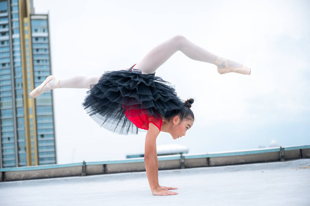 portré balett táncos nyújtózkodó mozgás oktatás tanulás sport elegancia szórakoztató teljesítmény, rugalmasság torna gyakorló egyensúly művészet - Fotó, kép