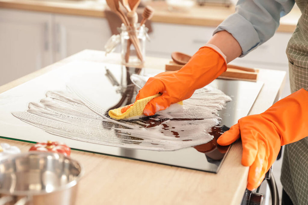Estufa de limpieza de mujer en cocina, primer plano - Foto, Imagen
