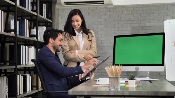 hommes et femmes d'affaires qui prévoient travailler ensemble au bureau - Séquence, vidéo