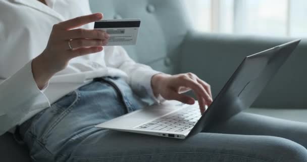 Close up θηλυκό χρησιμοποιώντας τραπεζική πιστωτική κάρτα και laptop για άμεσες και ασφαλείς πληρωμές.  - Πλάνα, βίντεο
