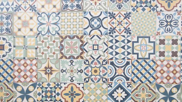 viejo azulejo mosaico hogar colorido arte decorativo pared azulejos patrón en estilo oriental diseño fondo - Foto, Imagen