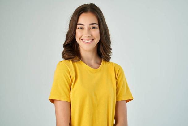 Neşeli kadın moda saç stili sarı tişört - Fotoğraf, Görsel