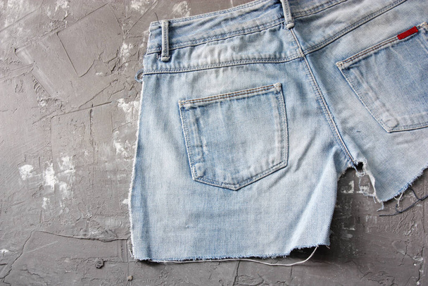 blauwe jeans op een grijze achtergrond - Foto, afbeelding