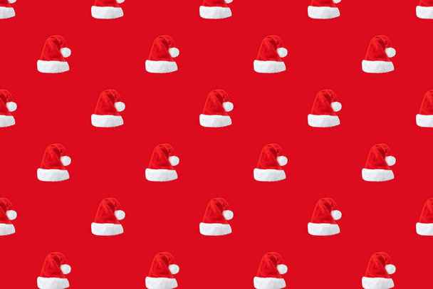 Weihnachtsmann Hut nahtloses Muster auf rotem Hintergrund - Foto, Bild