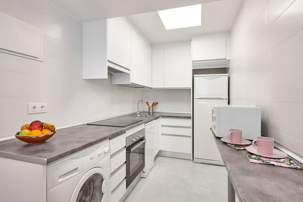 Apartamento interior de cozinha pequena com móveis e eletrodomésticos. Vida compacta - Foto, Imagem