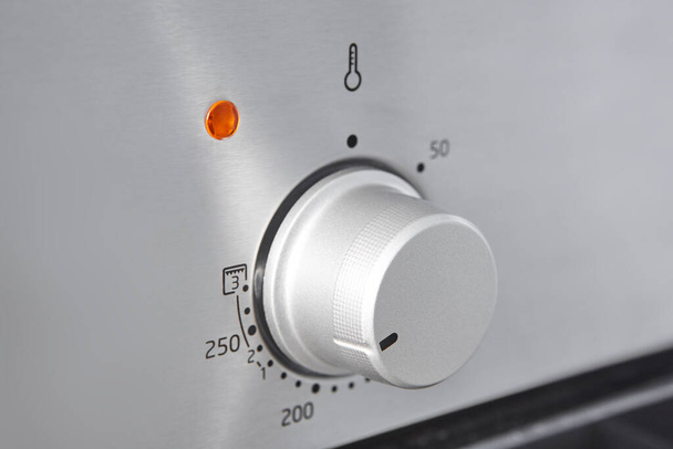 Bouton de contrôle de température de cuisson au four. Equipement de cuisine détail panneau. Cuisinière - Photo, image