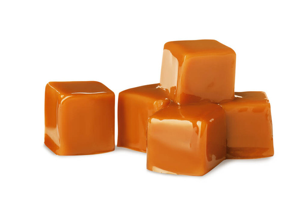 Heap van karamel snoepjes op witte achtergrond - Foto, afbeelding