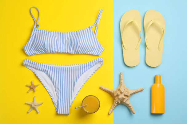 Flat lay composition with beach objects on color background - Foto, Bild