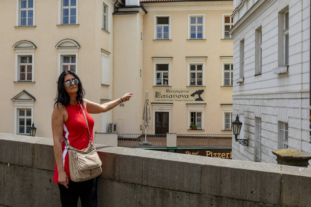 Happy adult woman posing on street of Prague - Foto, afbeelding