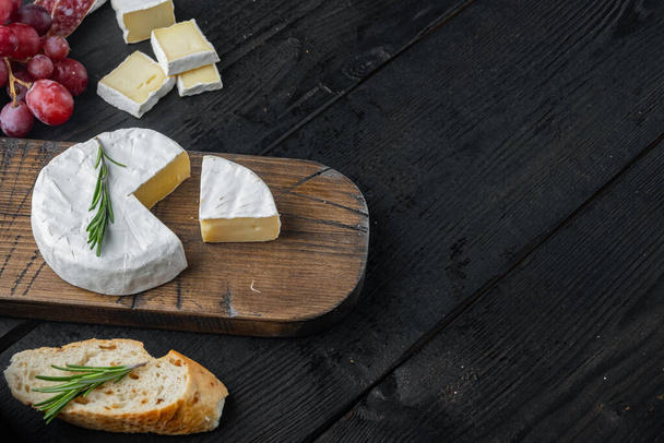 Farm sajt camembert készlet, fekete fa asztalra másolás hely szöveg - Fotó, kép