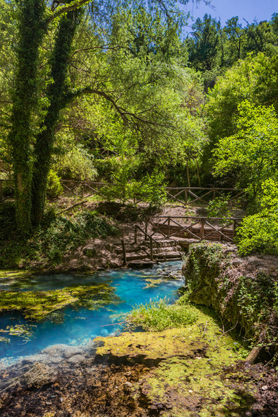Le sorgenti sulfuree di Raiano, immerse in un bosco e in una natura incontaminata, in Abruzzo. Pace, relax, silenzio, salute e benessere. Resti di antiche mura ricoperte di vegetazione. - Foto, immagini