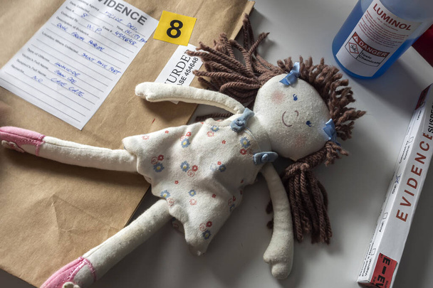 Test d'une poupée en chiffon impliquée dans un meurtre dans un laboratoire criminel pour analyse d'ADN, image conceptuelle - Photo, image