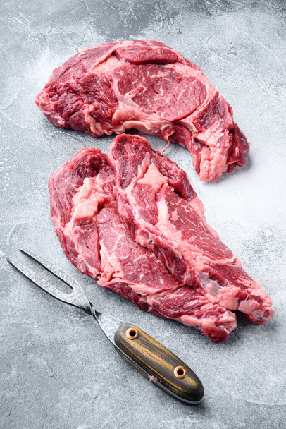 生肉Ribeyeステーキ調味料セット、灰色の石の背景に - 写真・画像