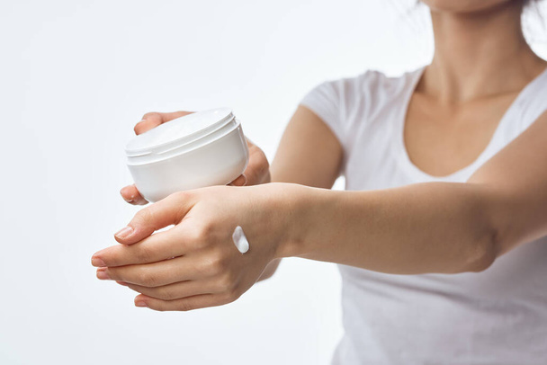 donna che tiene un vaso di crema cura della pelle mano dermatologia terapia - Foto, immagini