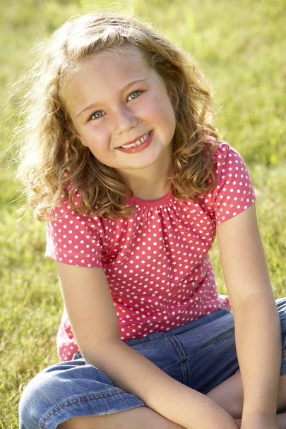 Portrait of young girl in countryside - Фото, зображення