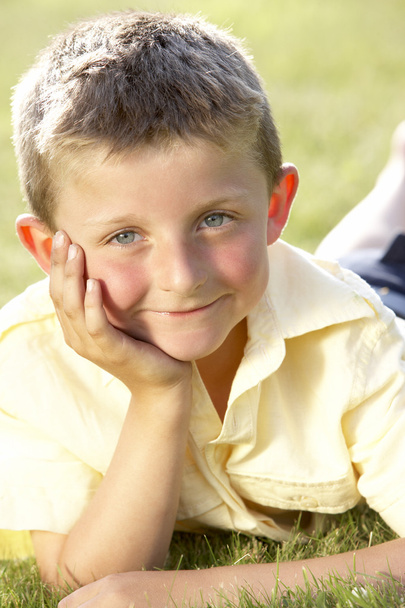 Portrait of young boy in countryside - Foto, afbeelding