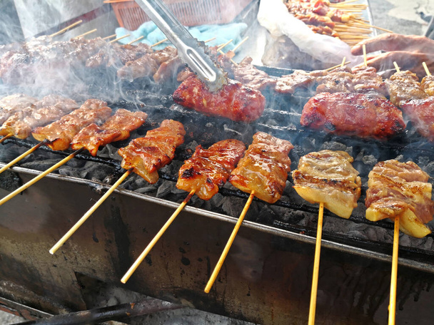 Espetos de porco grelhados a carvão na grelha. comida de rua da Tailândia. - Foto, Imagem