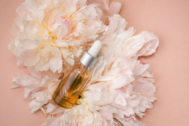 Drop oil serum collagen moisturizer for face Soft light background.  - Foto, Imagen