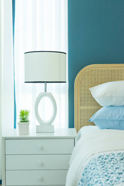 Modern klasik iç yatak odası etnik dekor, komodinin üzerinde lambalar, hasır başlık. Mavi renkli yatak odası. - Fotoğraf, Görsel