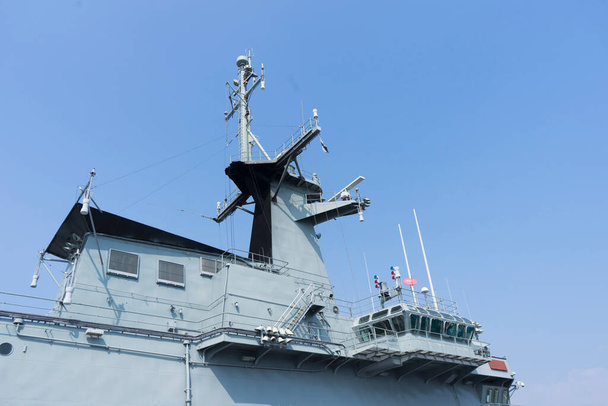 Το FAST FRIGATE FF πολεμικό πλοίο παρουσιάστηκε για τουριστική επίσκεψη στη Ναυτική Βάση Sattahip στο Chonburi, Ταϊλάνδη. - Φωτογραφία, εικόνα