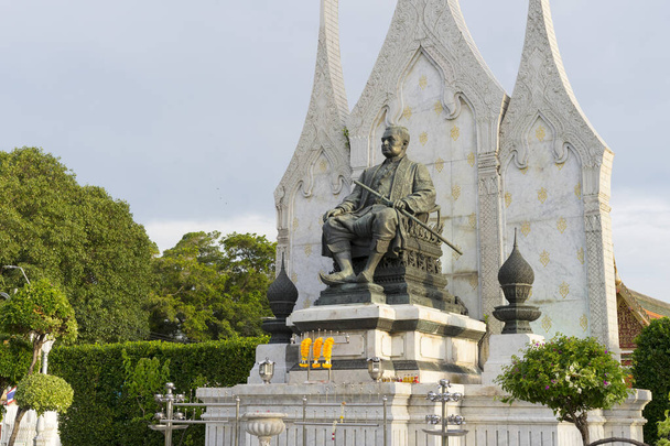 Το άγαλμα του βασιλιά Ράμα ΙΙΙ στο Maha Chetsadabodin Pavilion Court στην οδό Rajadamnern στην Μπανγκόκ, Ταϊλάνδη - Φωτογραφία, εικόνα