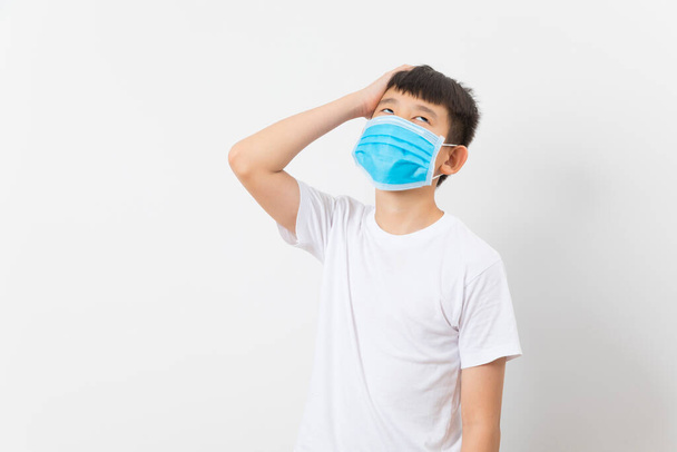  aziatische jongen dragen een masker op een witte achtergrond - Foto, afbeelding