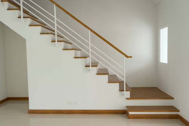 Escalier contemporain en bois. Escalier intérieur en bois. Escalier descendant. - Photo, image