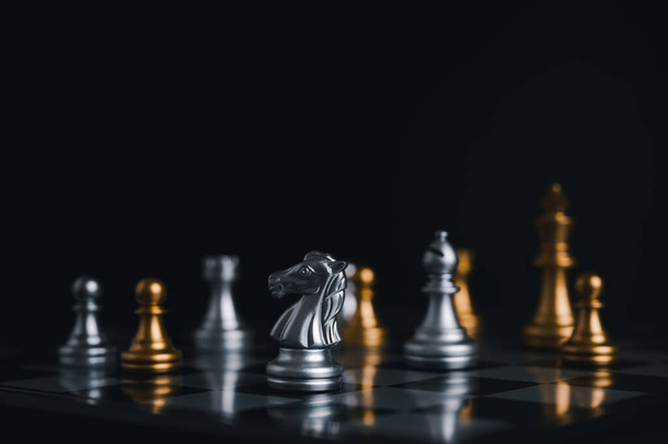 Gold King gagnant entouré de pièces d'échecs en argent sur le jeu d'échiquier competition.concept stratégie, leadership et succès des affaires. - Photo, image