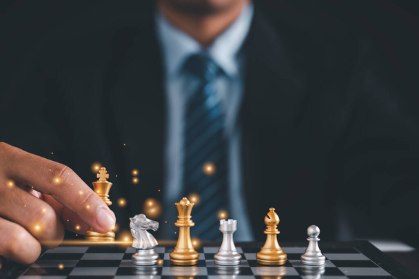 Uomo d'affari in suite nera giocatore seduto chess.meaning di pianificazione e strategia ecision obiettivo concetto di business. - Foto, immagini