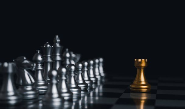 Gold King gagnant entouré de pièces d'échecs en argent sur le jeu d'échiquier competition.concept stratégie, leadership et succès des affaires. - Photo, image