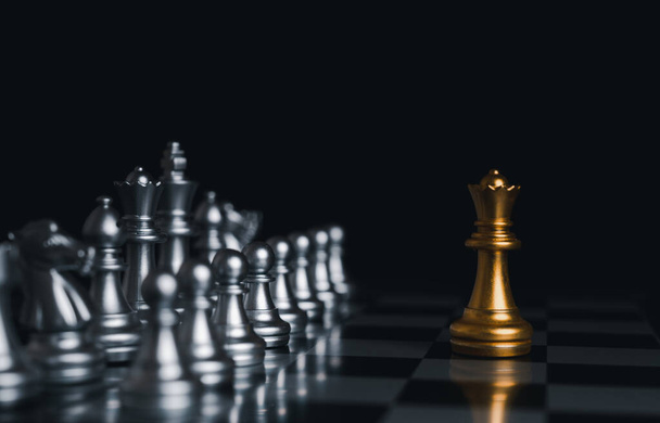 チェスボードゲームの競争の銀のチェスの駒で囲まれた金の王の勝者。概念戦略、リーダーシップと成功ビジネス. - 写真・画像