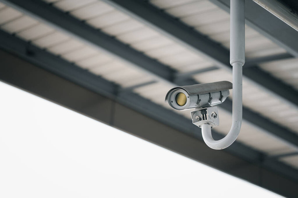 Moderno sistema di sicurezza CCTV su sfondo cielo Smart camera protezione antifurto. - Foto, immagini