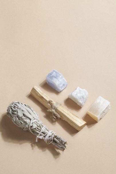 Palo Santo μπαστούνια, αποξηραμένα φασκόμηλο και κρύσταλλα. εσωτερική έννοια ισορροπίας ζωής. μαγικό βράχο για κρυστάλλινα τελετουργικά, μαγεία, πνευματική πρακτική, διαλογισμό - Φωτογραφία, εικόνα