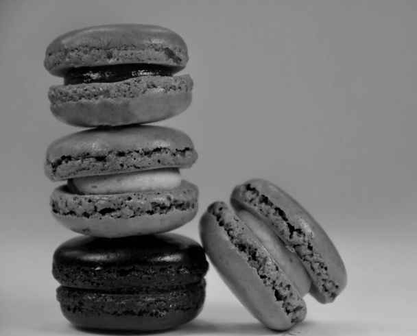 appetitliche und schöne Makronen auf dem Hintergrund - Foto, Bild