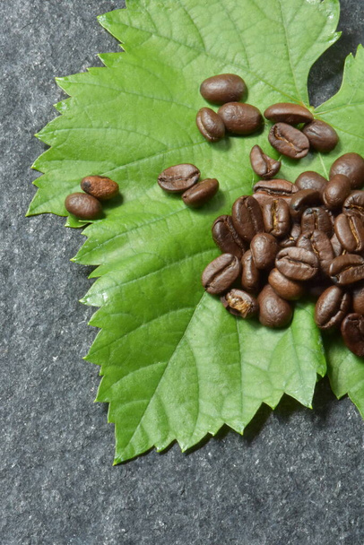 granos de café en una hoja verde, - Foto, imagen