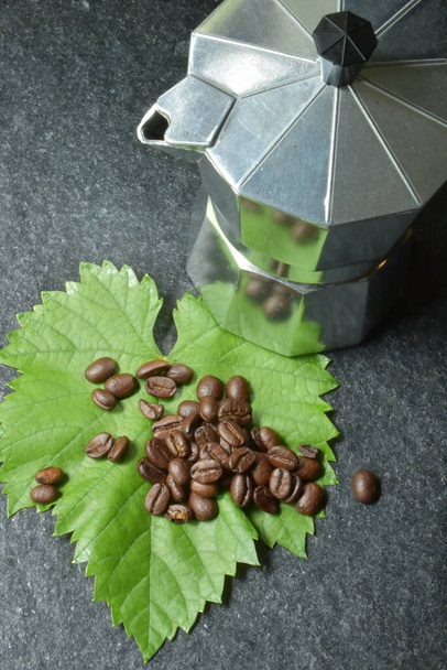 grãos de café em uma folha verde, - Foto, Imagem