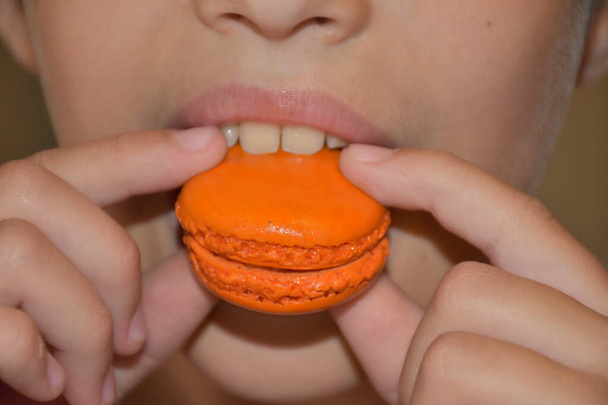hap macarons en tanden en mond - Foto, afbeelding