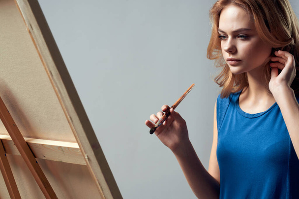 woman artist painting on easel art learning creative - Foto, Imagen