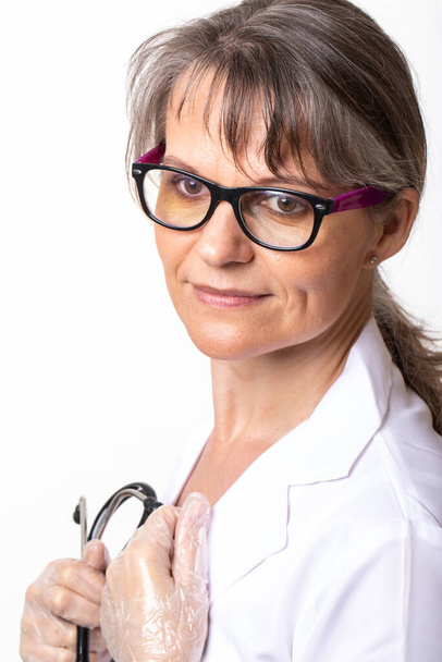 muotokuva keski-ikäisestä naislääkäristä - Valokuva, kuva