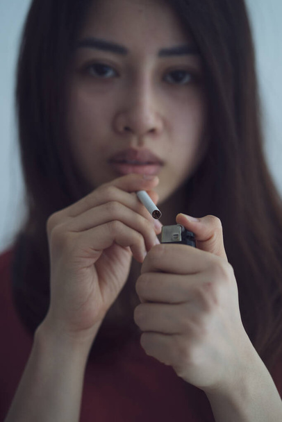 Portrait d'une femme asiatique dont le corps est affaibli par le tabagisme - Photo, image