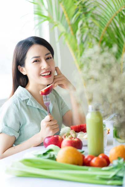 Krásná asijská žena těší rostlinné jídlo - Fotografie, Obrázek