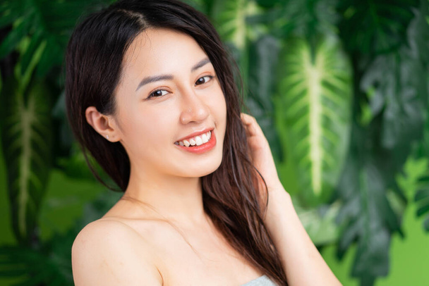 Retrato de belleza de mujer asiática joven con fondo natural - Foto, Imagen