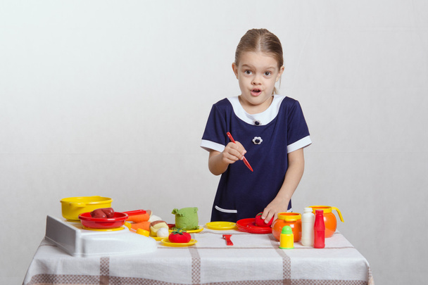 Смішна дівчина вирізає помідор
 - Фото, зображення