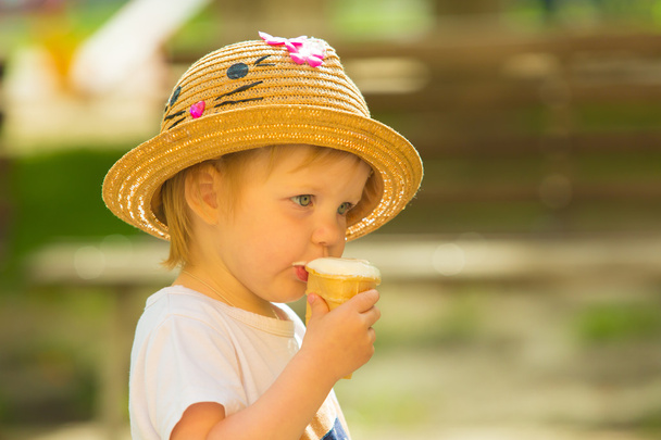 Cute Toddler Girl Eating Ice-Cream - 写真・画像