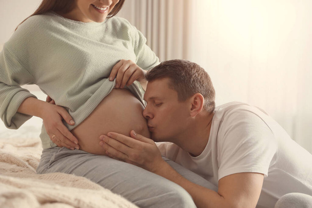 Young pregnant woman with her husband at home - Foto, Imagem