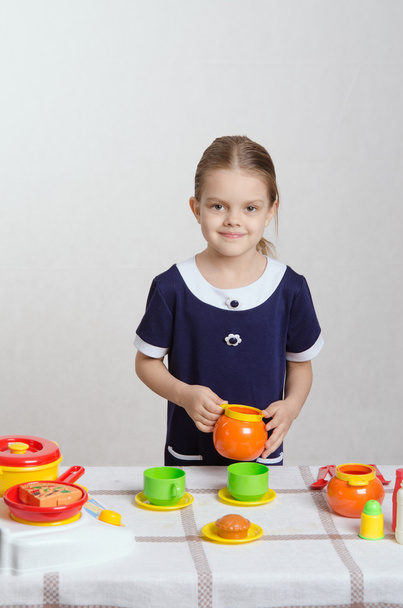 dívka s dětské nádobí - Fotografie, Obrázek