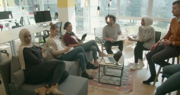 Grupo si compañeros de trabajo multirraciales tener una conversación sobre la empresa - Imágenes, Vídeo