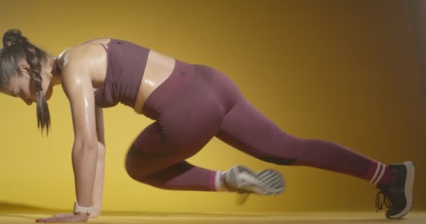 Joven gimnasta femenina haciendo estiramientos abdominales - Imágenes, Vídeo